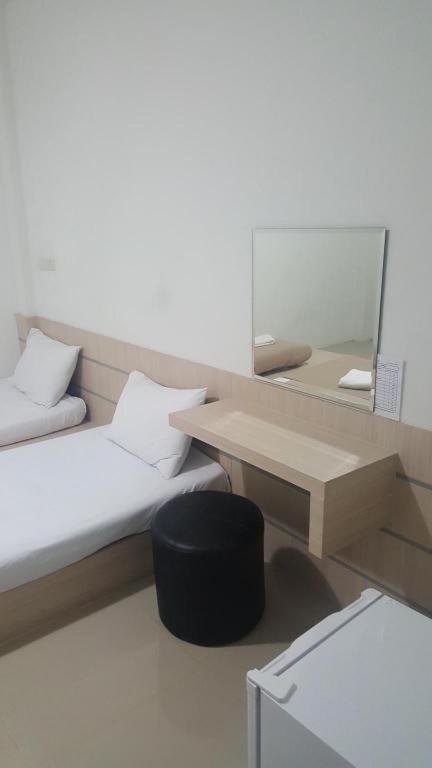 Cheaper Room Сурат Тхани Екстериор снимка