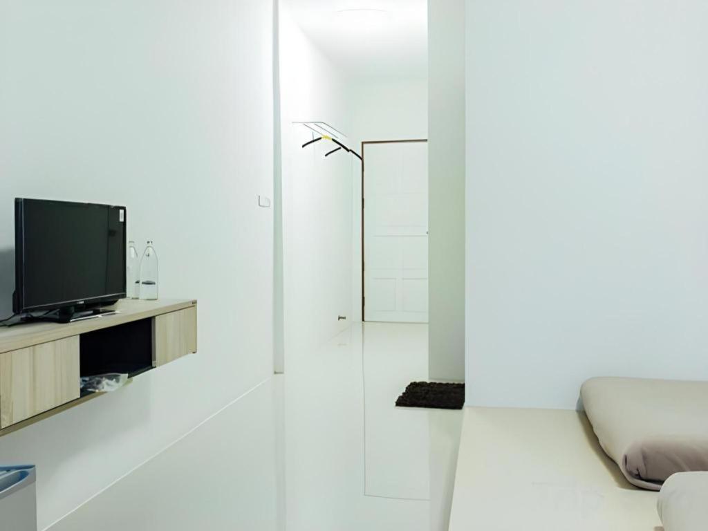 Cheaper Room Сурат Тхани Екстериор снимка