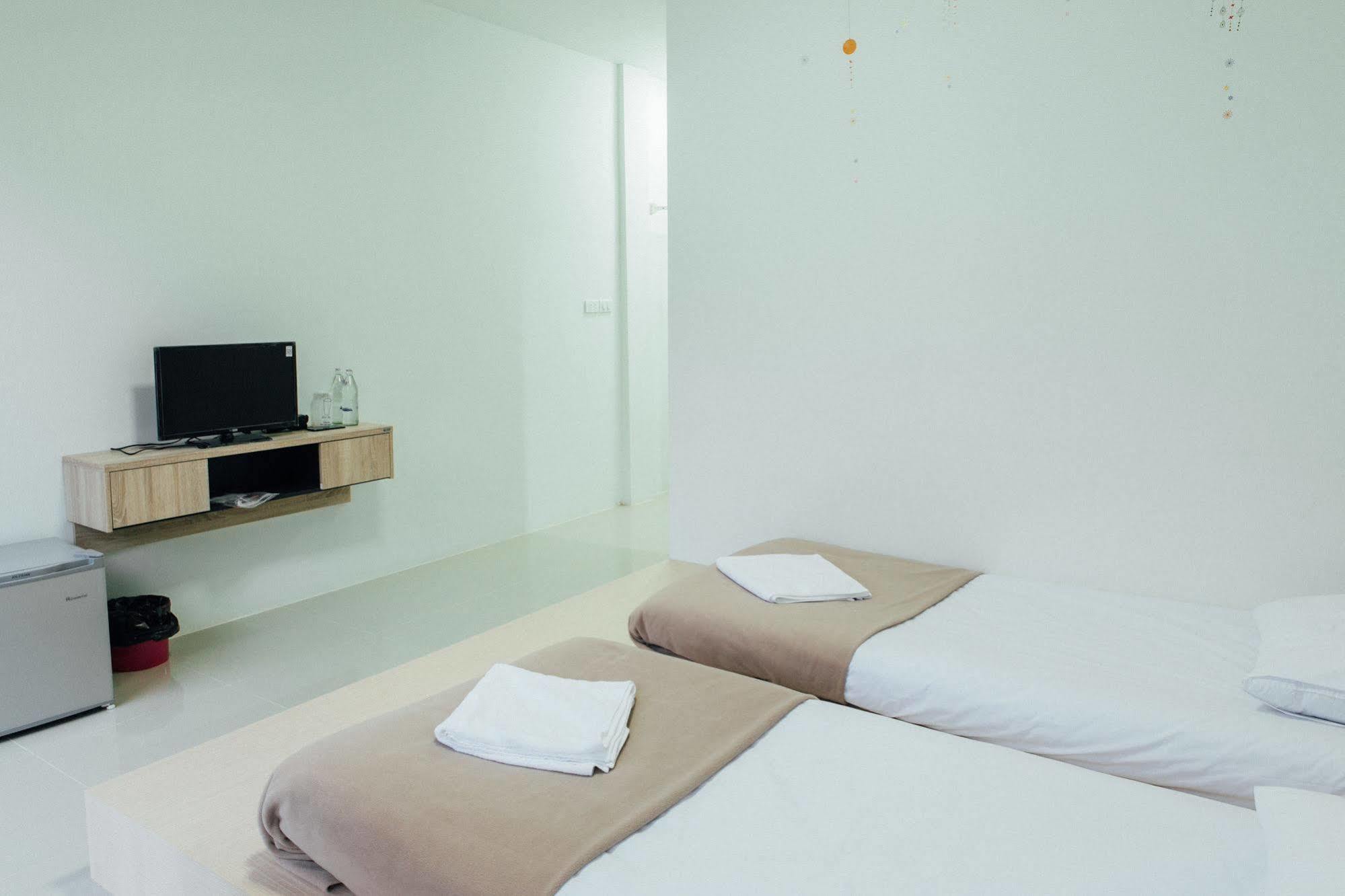 Cheaper Room Сурат Тхани Екстериор снимка