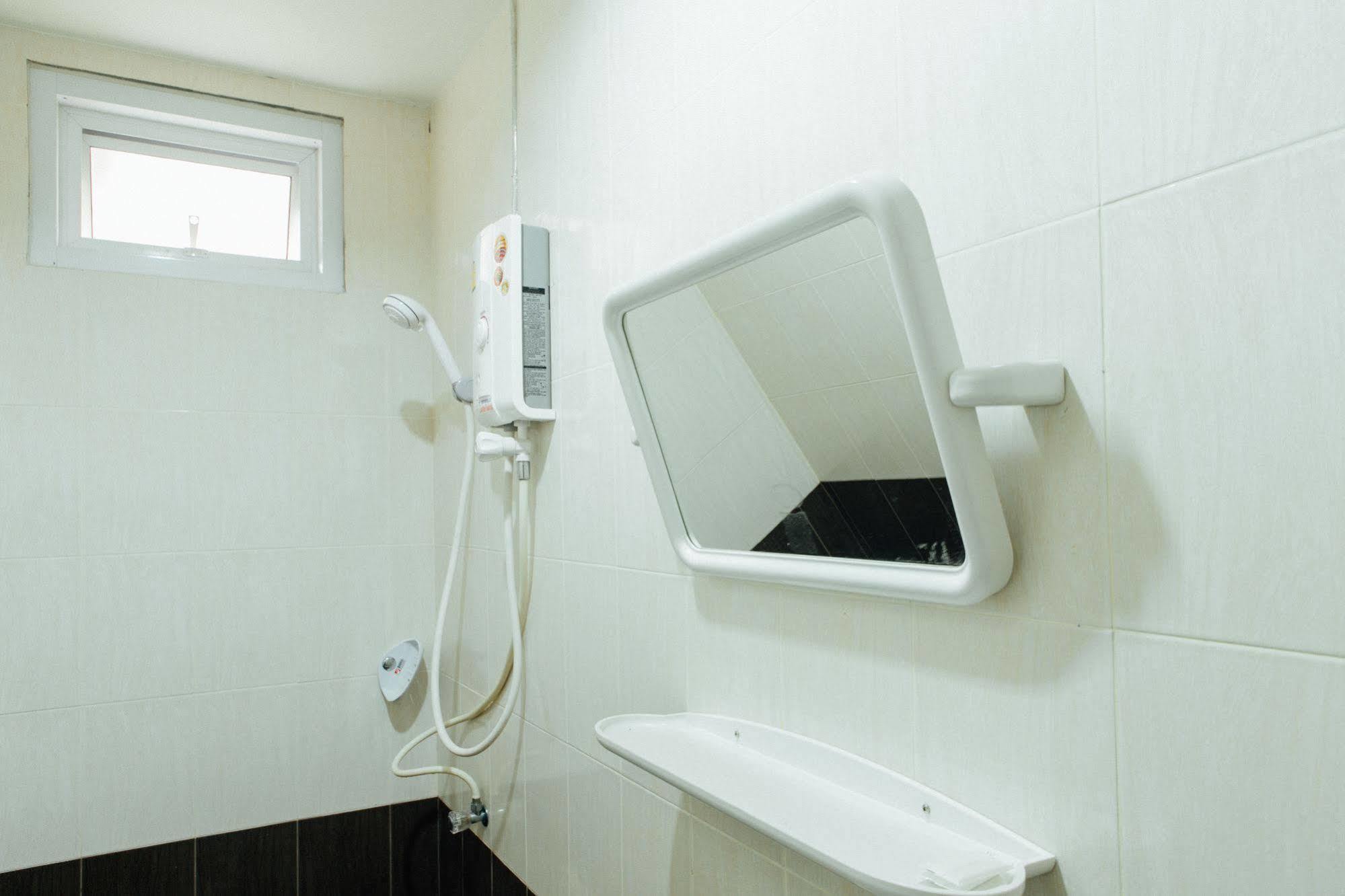 Cheaper Room Сурат Тхани Екстериор снимка