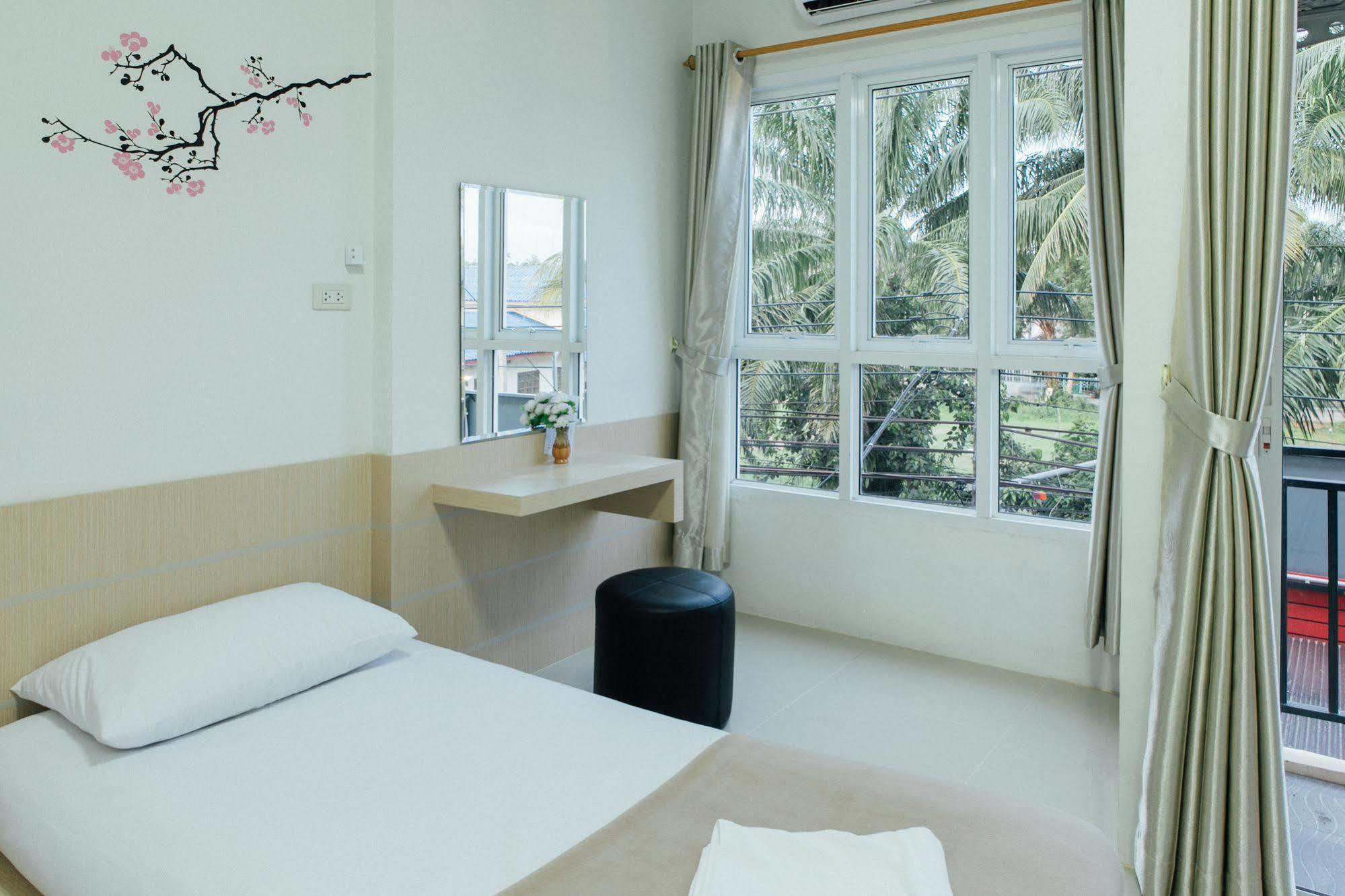 Cheaper Room Сурат Тхани Екстериор снимка