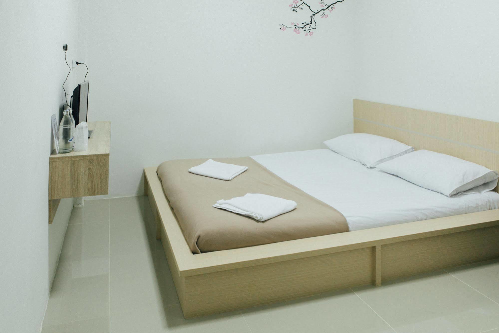 Cheaper Room Сурат Тхани Екстериор снимка