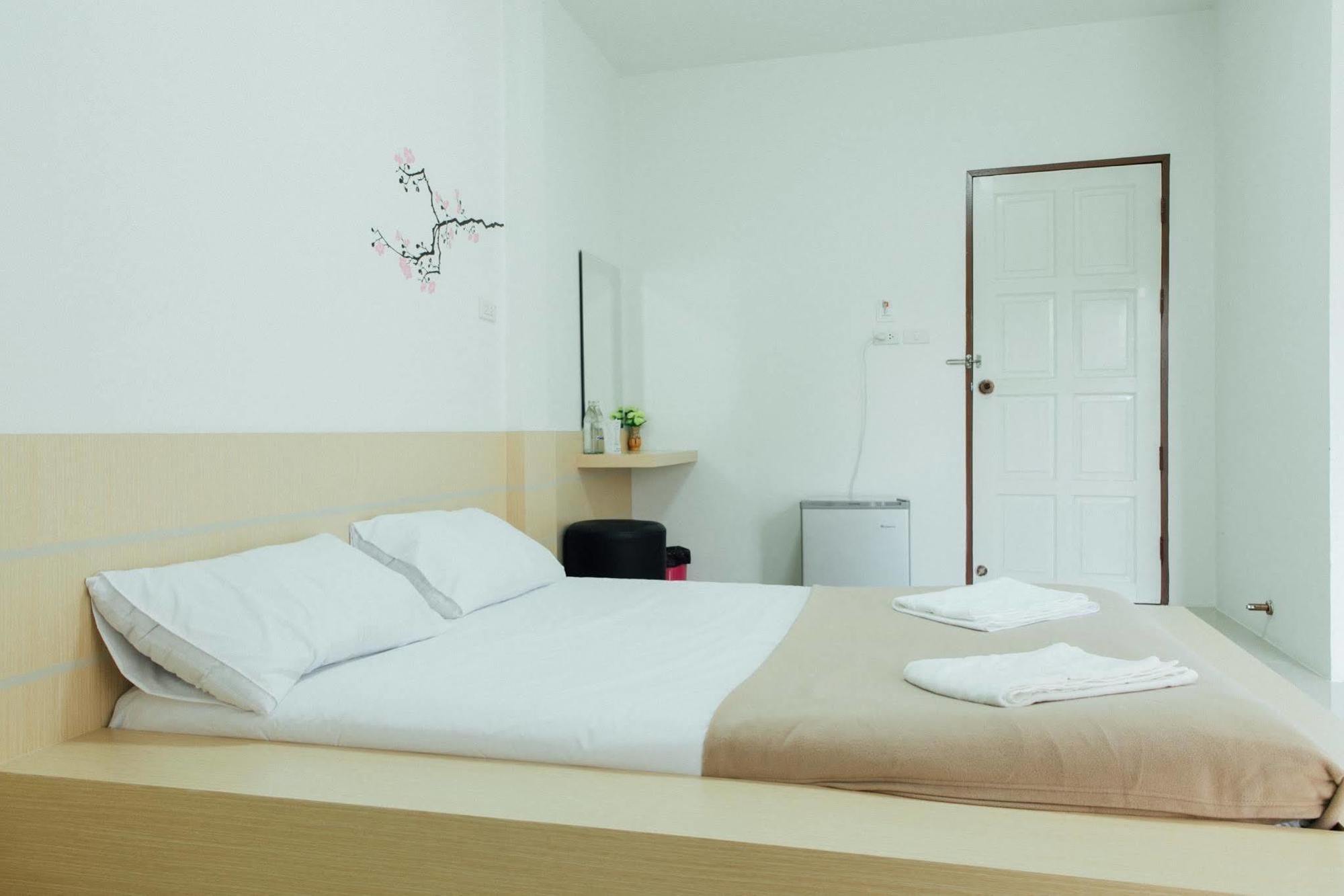 Cheaper Room Сурат Тхани Екстериор снимка
